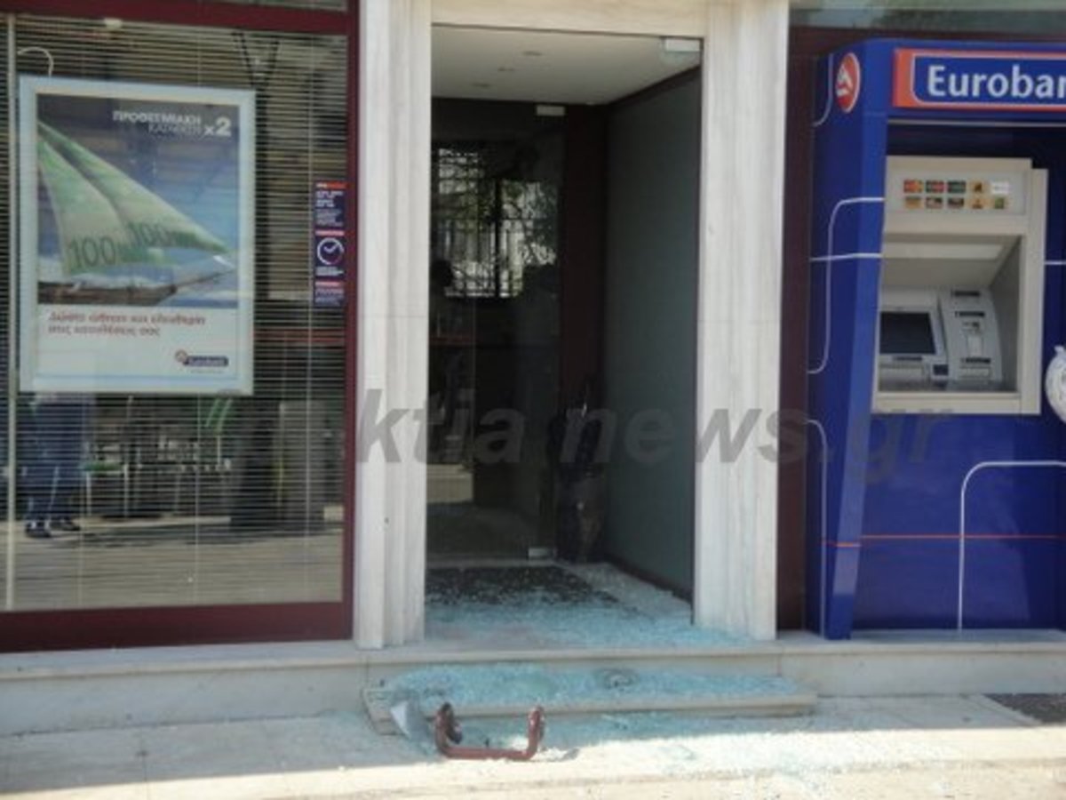 Ναύπακτος: Έσπασαν με βαριοπούλα την πόρτα και άδειασαν το ταμείο – Video | Newsit.gr Ναύπακτος: Έσπασαν με βαριοπούλα την πόρτα και άδειασαν το ταμείο – Video | Newsit.gr