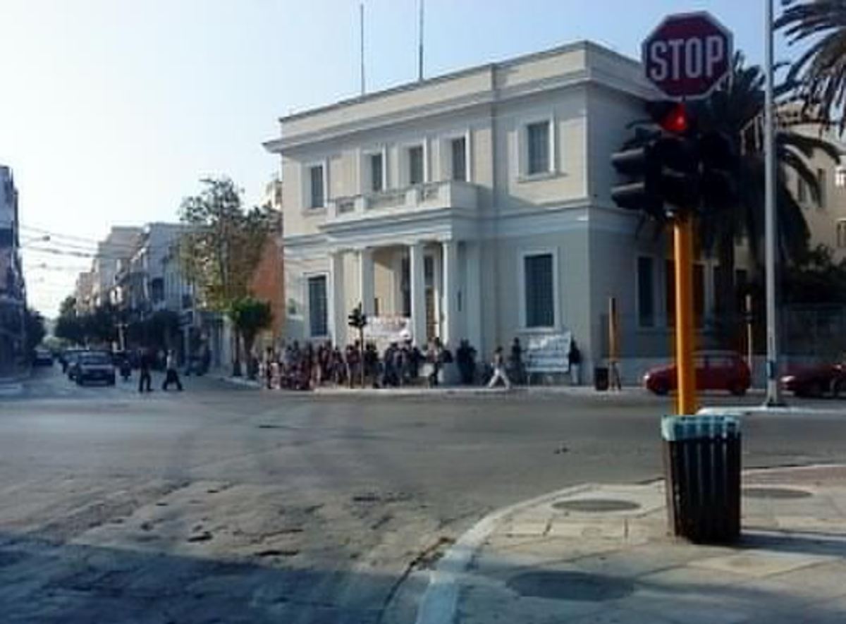 Χανιά: Αγανακτισμένοι απέκλεισαν την Τράπεζα της Ελλάδος! | Newsit.gr Χανιά: Αγανακτισμένοι απέκλεισαν την Τράπεζα της Ελλάδος! | Newsit.gr
