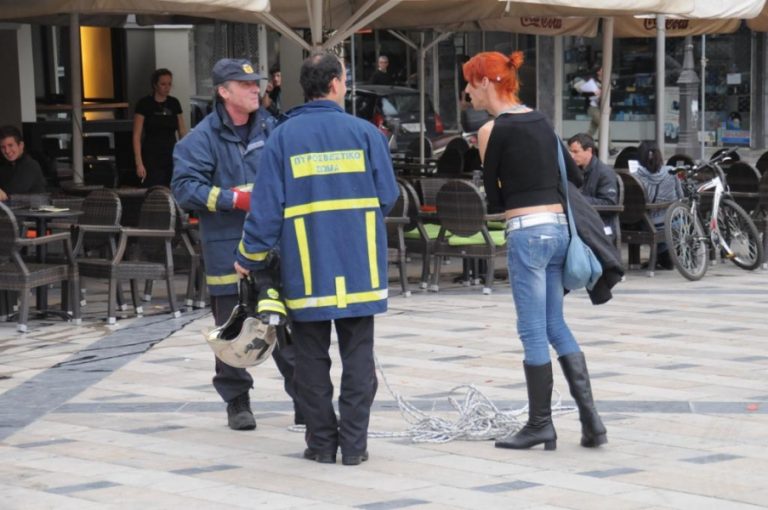 Πάτρα: Μία… τραβεστί εμπόδιζε το έργο των πυροσβεστών! | Newsit.gr Πάτρα: Μία… τραβεστί εμπόδιζε το έργο των πυροσβεστών! | Newsit.gr