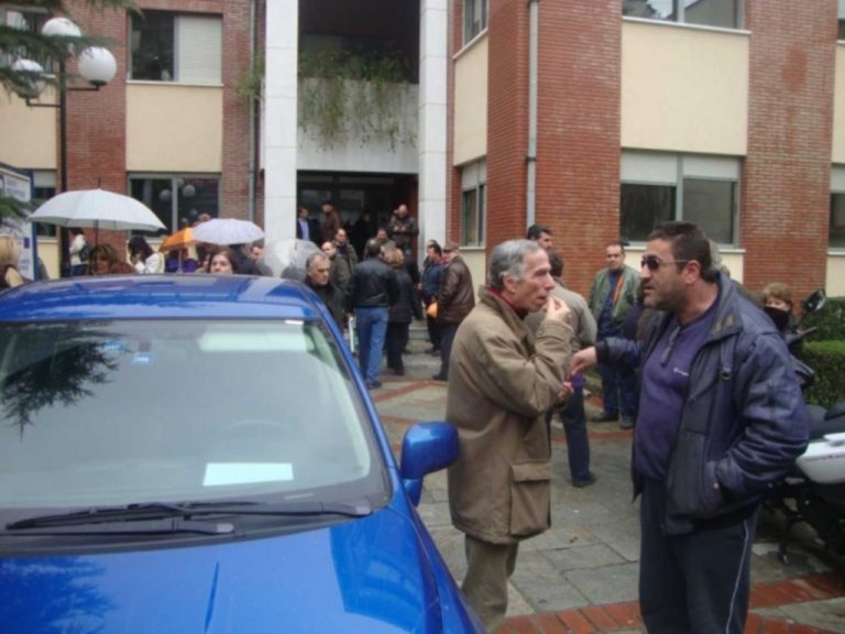Τρίκαλα: Κατάληψη του δημαρχείου από συμβασιούχους | Newsit.gr Τρίκαλα: Κατάληψη του δημαρχείου από συμβασιούχους | Newsit.gr