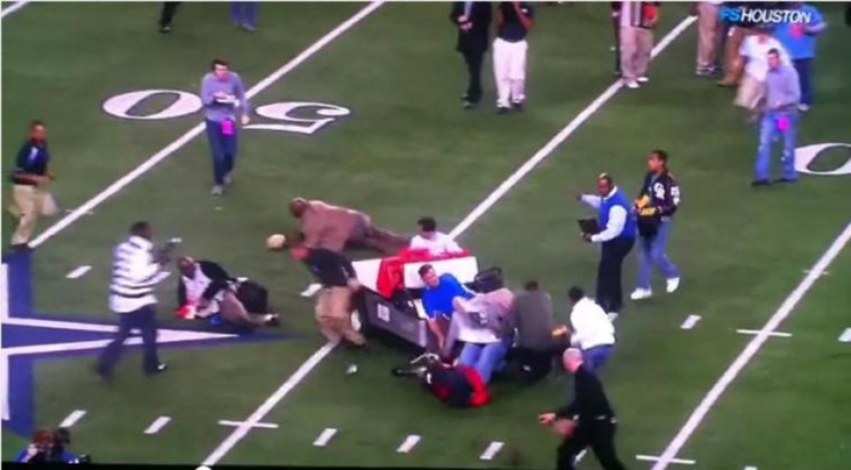 Ακυβέρνητο cart σκορπάει τον τρόμο σε γήπεδο american football! | Newsit.gr Ακυβέρνητο cart σκορπάει τον τρόμο σε γήπεδο american football! | Newsit.gr