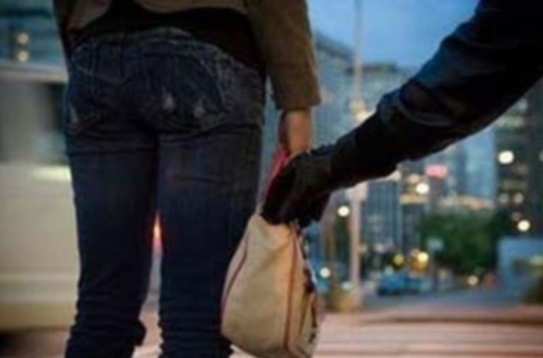 Βόλος: Την έσυραν στο δρόμο για 5 ευρώ! | Newsit.gr Βόλος: Την έσυραν στο δρόμο για 5 ευρώ! | Newsit.gr