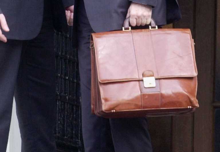 Ρόδος: Του έκλεψαν την τσάντα και μετά… το σπίτι! | Newsit.gr Ρόδος: Του έκλεψαν την τσάντα και μετά… το σπίτι! | Newsit.gr