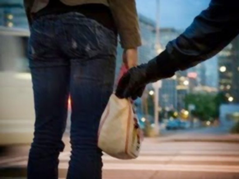 Πάτρα: Θύματα τσαντάκηδων έπεσαν δύο 17χρονες | Newsit.gr Πάτρα: Θύματα τσαντάκηδων έπεσαν δύο 17χρονες | Newsit.gr
