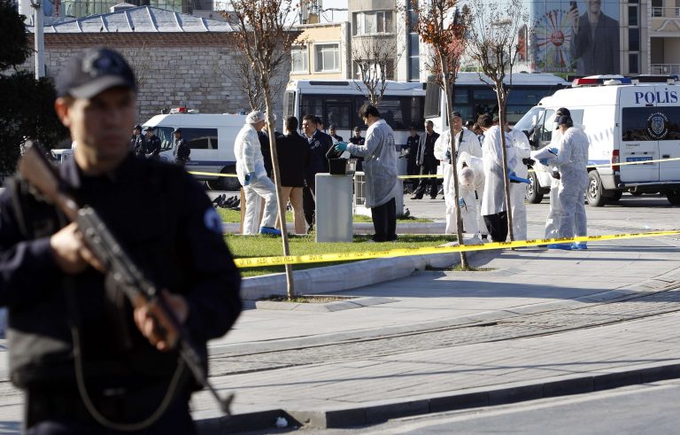 Νύχτα τρόμου με ένα νεκρό στην Κωνσταντινούπολη – Ήθελαν να ανατινάξουν αστυνομικό τμήμα! | Newsit.gr Νύχτα τρόμου με ένα νεκρό στην Κωνσταντινούπολη – Ήθελαν να ανατινάξουν αστυνομικό τμήμα! | Newsit.gr