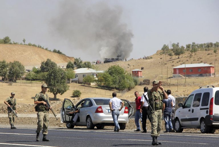 Τουρκία: χτύπησαν με ρουκέτα στρατιωτική φάλαγγα, 10 νεκροί | Newsit.gr Τουρκία: χτύπησαν με ρουκέτα στρατιωτική φάλαγγα, 10 νεκροί | Newsit.gr