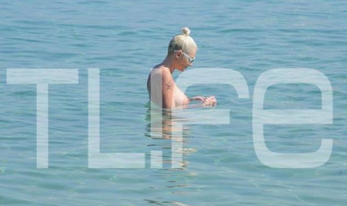Και η Τζούλια στη Μύκονο topless! | Newsit.gr Και η Τζούλια στη Μύκονο topless! | Newsit.gr