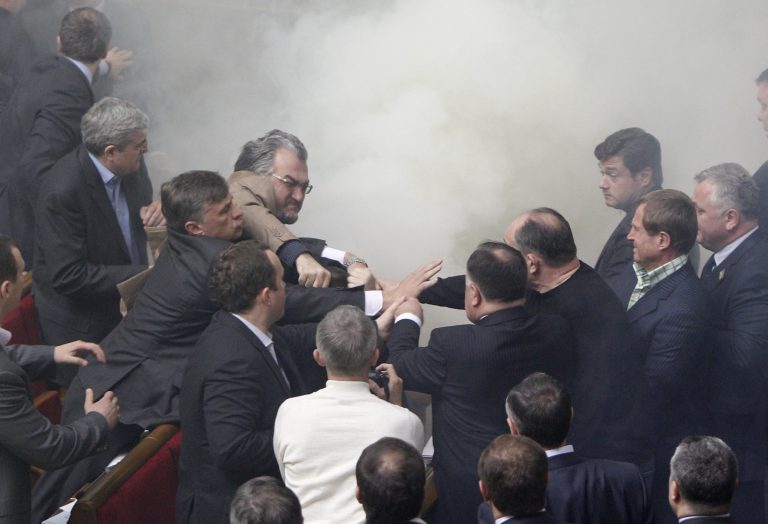 Καπνογόνα και αυγά στη βουλή της Ουκρανίας | Newsit.gr Καπνογόνα και αυγά στη βουλή της Ουκρανίας | Newsit.gr