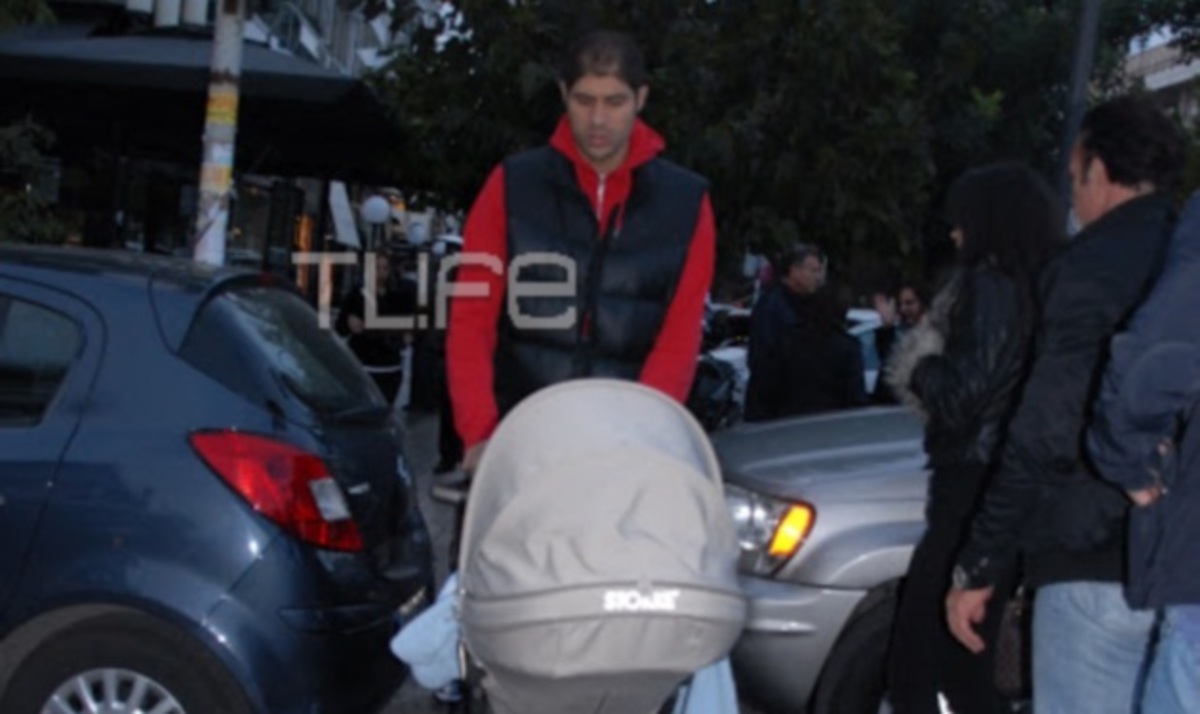 Π. Βασιλόπουλος: Βόλτα με το γιο του στη Γλυφάδα! | Newsit.gr Π. Βασιλόπουλος: Βόλτα με το γιο του στη Γλυφάδα! | Newsit.gr