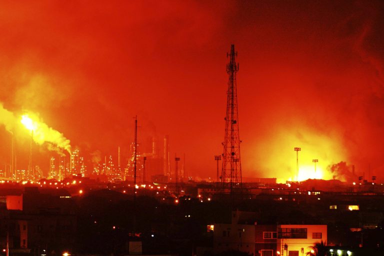 19 νεκροί από έκρηξη στο μεγαλύτερο διυλιστήριο της Βενεζουέλας | Newsit.gr 19 νεκροί από έκρηξη στο μεγαλύτερο διυλιστήριο της Βενεζουέλας | Newsit.gr