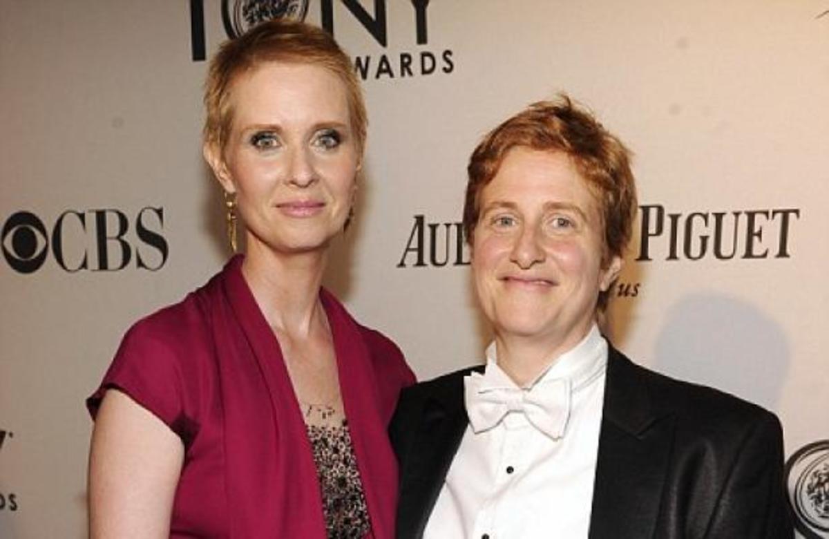 ΔΕΙΤΕ τις βέρες της Cynthia Nixon και της συζύγου της, Christine Marinoni! | Newsit.gr ΔΕΙΤΕ τις βέρες της Cynthia Nixon και της συζύγου της, Christine Marinoni! | Newsit.gr