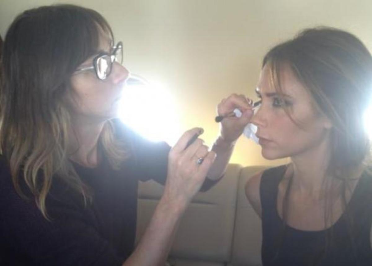 Η Victoria Beckham βάφεται στο αεροπλάνο την ώρα της προσγείωσης! | Newsit.gr Η Victoria Beckham βάφεται στο αεροπλάνο την ώρα της προσγείωσης! | Newsit.gr