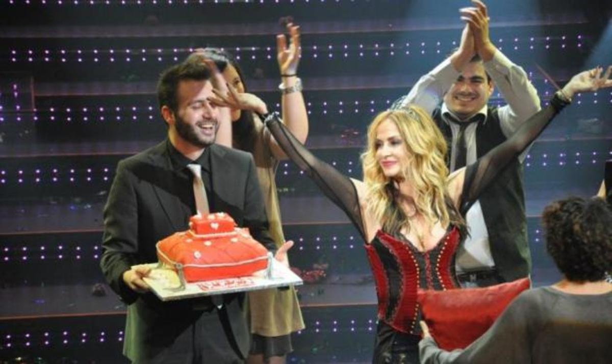 Άννα Βίσση: Όταν οι θαυμαστές της την έστεψαν… Βασίλισσα! Φωτογραφίες | Newsit.gr Άννα Βίσση: Όταν οι θαυμαστές της την έστεψαν… Βασίλισσα! Φωτογραφίες | Newsit.gr