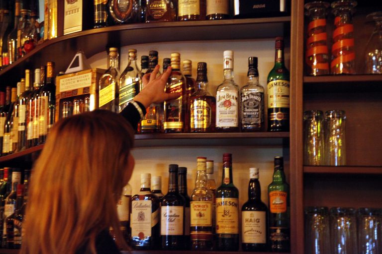 Βόλος: Αρνήθηκαν να τον σερβίρουν και τις έδειρε! | Newsit.gr Βόλος: Αρνήθηκαν να τον σερβίρουν και τις έδειρε! | Newsit.gr