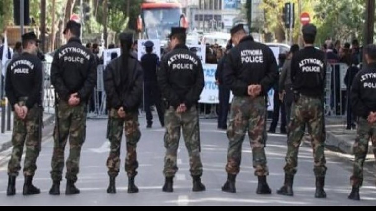 «Αστακός» η κυπριακή βουλή – Ο κόσμος συρρέει κατά χιλιάδες | Newsit.gr «Αστακός» η κυπριακή βουλή – Ο κόσμος συρρέει κατά χιλιάδες | Newsit.gr