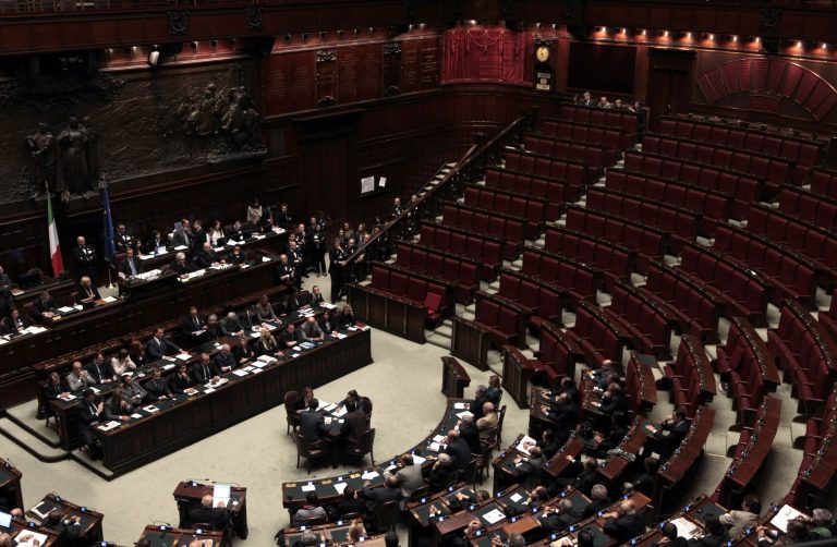 Τα έξοδα των πολιτικών «αφαιρούν» 367 ευρώ ετησίως από κάθε οικογένεια | Newsit.gr Τα έξοδα των πολιτικών «αφαιρούν» 367 ευρώ ετησίως από κάθε οικογένεια | Newsit.gr