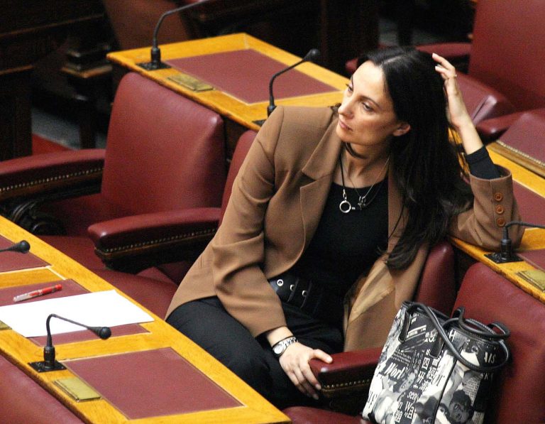 Η επιστροφή της Έλενας Κουντουρά στα βουλευτικά έδρανα | Newsit.gr Η επιστροφή της Έλενας Κουντουρά στα βουλευτικά έδρανα | Newsit.gr