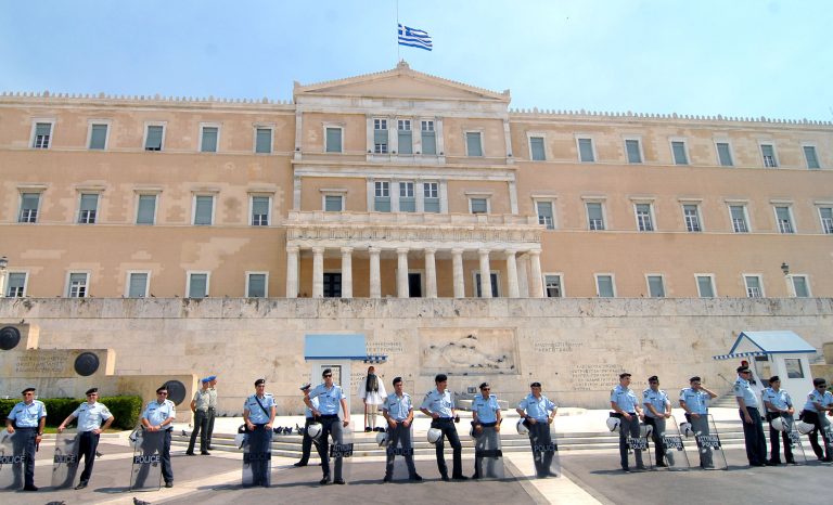 Εταιρία security θα… φυλάσσει τη Βουλή – Μόνο ο Πρόεδρος, ο πρωθυπουργός και ανώτατοι δικαστικοί λειτουργοί θα μπορούν να φρουρούνται από αστυνομικο | Newsit.gr Εταιρία security θα… φυλάσσει τη Βουλή – Μόνο ο Πρόεδρος, ο πρωθυπουργός και ανώτατοι δικαστικοί λειτουργοί θα μπορούν να φρουρούνται από αστυνομικο | Newsit.gr