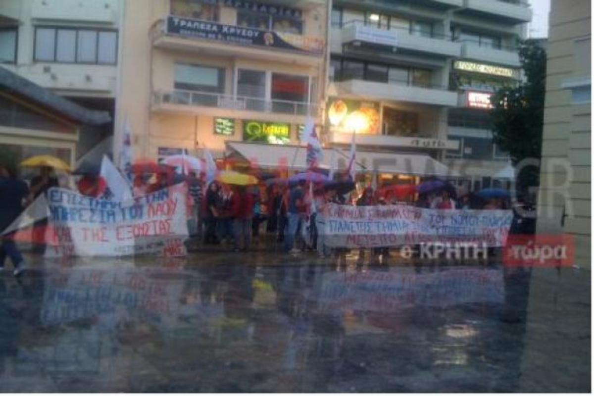 Ηράκλειο: Στη βροχή με τα πανό για την Μέρκελ | Newsit.gr Ηράκλειο: Στη βροχή με τα πανό για την Μέρκελ | Newsit.gr