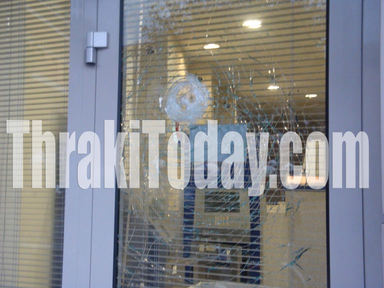 Έσπασαν τράπεζα μετά τα εγκαίνια της Χρυσής Αυγής – Video | Newsit.gr Έσπασαν τράπεζα μετά τα εγκαίνια της Χρυσής Αυγής – Video | Newsit.gr