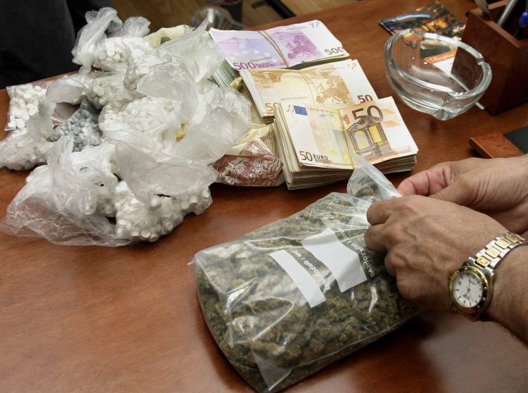 Θεσσαλονίκη: «Έσπρωχνε» χασίς και χάπια | Newsit.gr Θεσσαλονίκη: «Έσπρωχνε» χασίς και χάπια | Newsit.gr