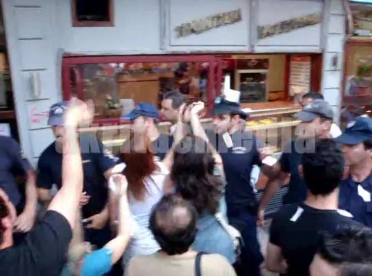 “Μπλόκα” παντού σε υπουργούς και βουλευτές – Αποδοκίμασαν και τον Σ. Ξυνίδη | Newsit.gr “Μπλόκα” παντού σε υπουργούς και βουλευτές – Αποδοκίμασαν και τον Σ. Ξυνίδη | Newsit.gr