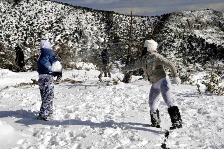 Πώς πρέπει να ντύνουμε τα παιδιά μας τον χειμώνα, για να μην αρρωσταίνουν; | Newsit.gr Πώς πρέπει να ντύνουμε τα παιδιά μας τον χειμώνα, για να μην αρρωσταίνουν; | Newsit.gr