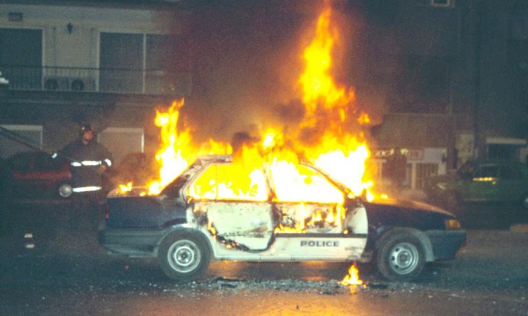 Καβάλα: Χούλιγκαν έκαψαν περιπολικό! | Newsit.gr Καβάλα: Χούλιγκαν έκαψαν περιπολικό! | Newsit.gr