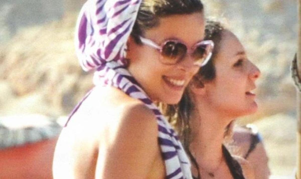Μ. Χρουσαλά: Στην παραλία με φουσκωμένη κοιλίτσα! Δες φωτογραφίες | Newsit.gr Μ. Χρουσαλά: Στην παραλία με φουσκωμένη κοιλίτσα! Δες φωτογραφίες | Newsit.gr