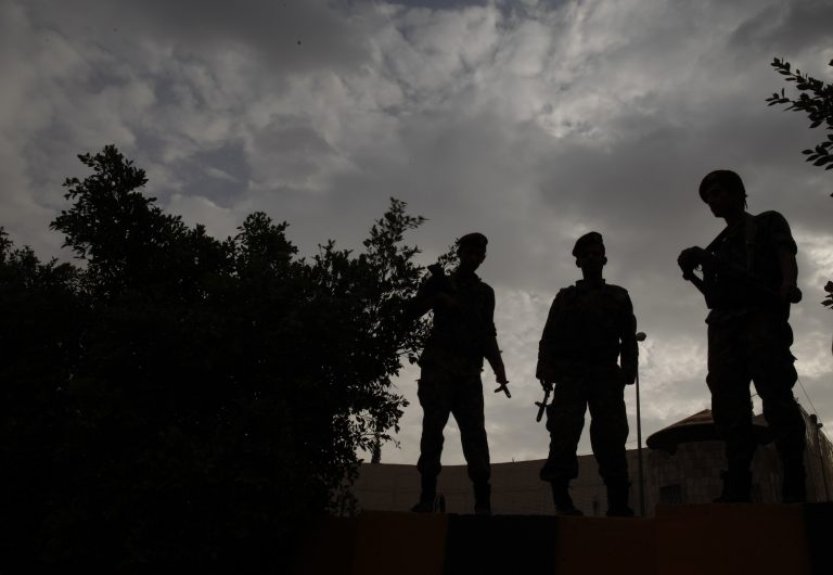 Επίθεση στο υπ. Άμυνας της Υεμένης | Newsit.gr Επίθεση στο υπ. Άμυνας της Υεμένης | Newsit.gr