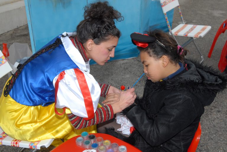 ΄Αλιμος : Γιγαντάνθρωποι και face painting | Newsit.gr ΄Αλιμος : Γιγαντάνθρωποι και face painting | Newsit.gr