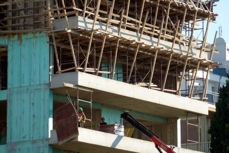 Θεσσαλονίκη: Ζάρια, καλάσνικοφ, συλλήψεις και πυροβολισμοί σε μια οικοδομή! | Newsit.gr Θεσσαλονίκη: Ζάρια, καλάσνικοφ, συλλήψεις και πυροβολισμοί σε μια οικοδομή! | Newsit.gr