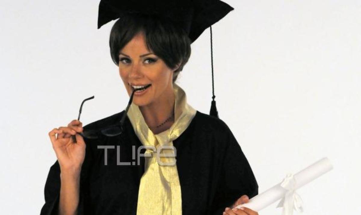 Ζ. Μακρυπούλια: Γιατί φωτογραφήθηκε με τήβεννο; Αποκλειστικές φωτογραφίες | Newsit.gr Ζ. Μακρυπούλια: Γιατί φωτογραφήθηκε με τήβεννο; Αποκλειστικές φωτογραφίες | Newsit.gr