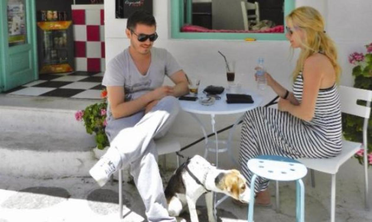 Mακρυπούλια – Χατζηγιάννης: Για καφεδάκι στο μαγαζί της Ζέτας στην Πάρο. Φωτογραφίες | Newsit.gr Mακρυπούλια – Χατζηγιάννης: Για καφεδάκι στο μαγαζί της Ζέτας στην Πάρο. Φωτογραφίες | Newsit.gr