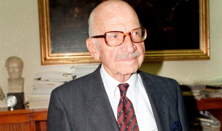 Εβαλαν βηματοδότη στον Ξ. Ζολώτα και τον χρέωσαν 3 φορές! | Newsit.gr Εβαλαν βηματοδότη στον Ξ. Ζολώτα και τον χρέωσαν 3 φορές! | Newsit.gr