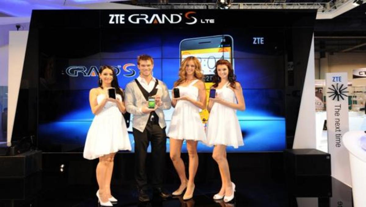 CES 2013: Παρουσιάστηκε το πιο λεπτό phablet της αγοράς | Newsit.gr CES 2013: Παρουσιάστηκε το πιο λεπτό phablet της αγοράς | Newsit.gr