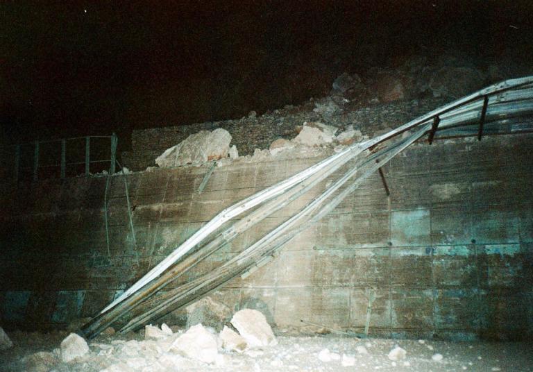 Τέμπη: Πτώσεις βράχων σε πάρκινγκ ξενοδοχείου – Ζημιές σε παρκαρισμένα αυτοκίνητα! | Newsit.gr Τέμπη: Πτώσεις βράχων σε πάρκινγκ ξενοδοχείου – Ζημιές σε παρκαρισμένα αυτοκίνητα! | Newsit.gr