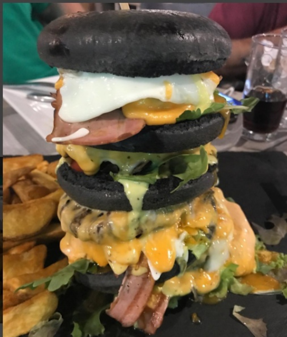 Μην… τρομάξετε! Αυτό το burger υπάρχει και το… έφαγε Έλληνας τραγουδιστής! | Newsit.gr Μην… τρομάξετε! Αυτό το burger υπάρχει και το… έφαγε Έλληνας τραγουδιστής! | Newsit.gr