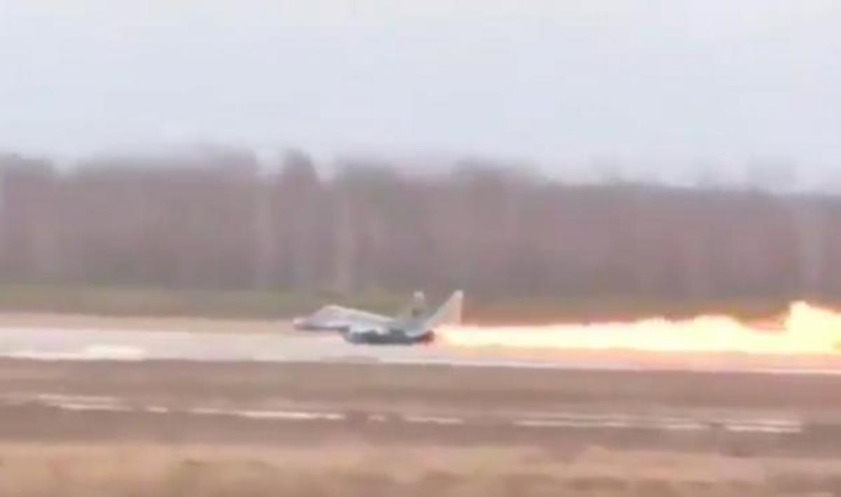 Mαχητικό MiG-29 “λαμπαδιάζει” κατά την απογείωσή του – Απίστευτο βίντεο | Newsit.gr Mαχητικό MiG-29 “λαμπαδιάζει” κατά την απογείωσή του – Απίστευτο βίντεο | Newsit.gr