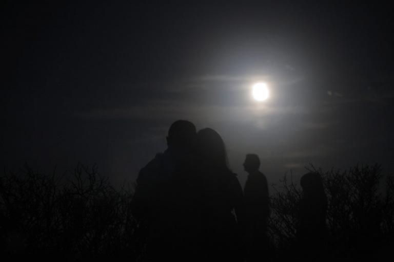 Πανσέληνος και μερική έκλειψη σελήνης: LIVE εικόνα! | Newsit.gr