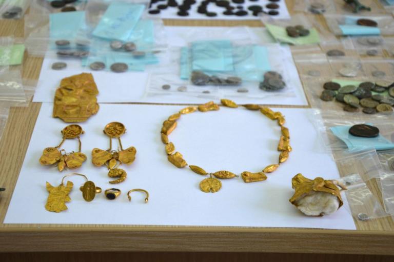 Οι αρχαιοκάπηλοι «ντύνονται» τουρίστες και «γδύνουν» το Αιγαίο! Πως λειτουργεί το κύκλωμα, ποιοι είναι στο «κόλπο» | Newsit.gr Οι αρχαιοκάπηλοι «ντύνονται» τουρίστες και «γδύνουν» το Αιγαίο! Πως λειτουργεί το κύκλωμα, ποιοι είναι στο «κόλπο» | Newsit.gr
