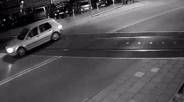 Απίστευτο βίντεο! Τρένο περνάει χιλιοστά από αυτοκίνητο! | Newsit.gr Απίστευτο βίντεο! Τρένο περνάει χιλιοστά από αυτοκίνητο! | Newsit.gr