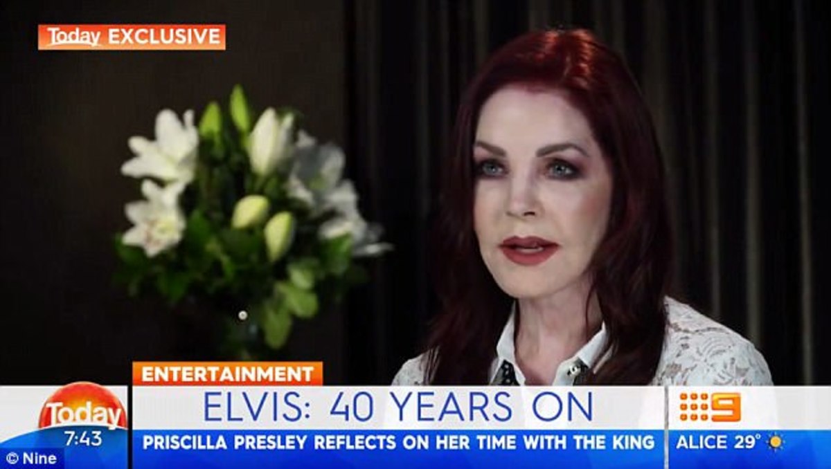 Priscilla Presley: 40 χρόνια μετά το θάνατο του Elvis δηλώνει πως πριν γνωριστούν τον έβρισκε… αηδιαστικό! | Newsit.gr Priscilla Presley: 40 χρόνια μετά το θάνατο του Elvis δηλώνει πως πριν γνωριστούν τον έβρισκε… αηδιαστικό! | Newsit.gr
