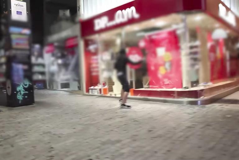 Καρέ – καρέ ο βανδαλισμός της Ερμού από κουκουλοφόρους – Έσπαγαν ανενόχλητοι από το Μοναστηράκι ως το Σύνταγμα | Newsit.gr Καρέ – καρέ ο βανδαλισμός της Ερμού από κουκουλοφόρους – Έσπαγαν ανενόχλητοι από το Μοναστηράκι ως το Σύνταγμα | Newsit.gr