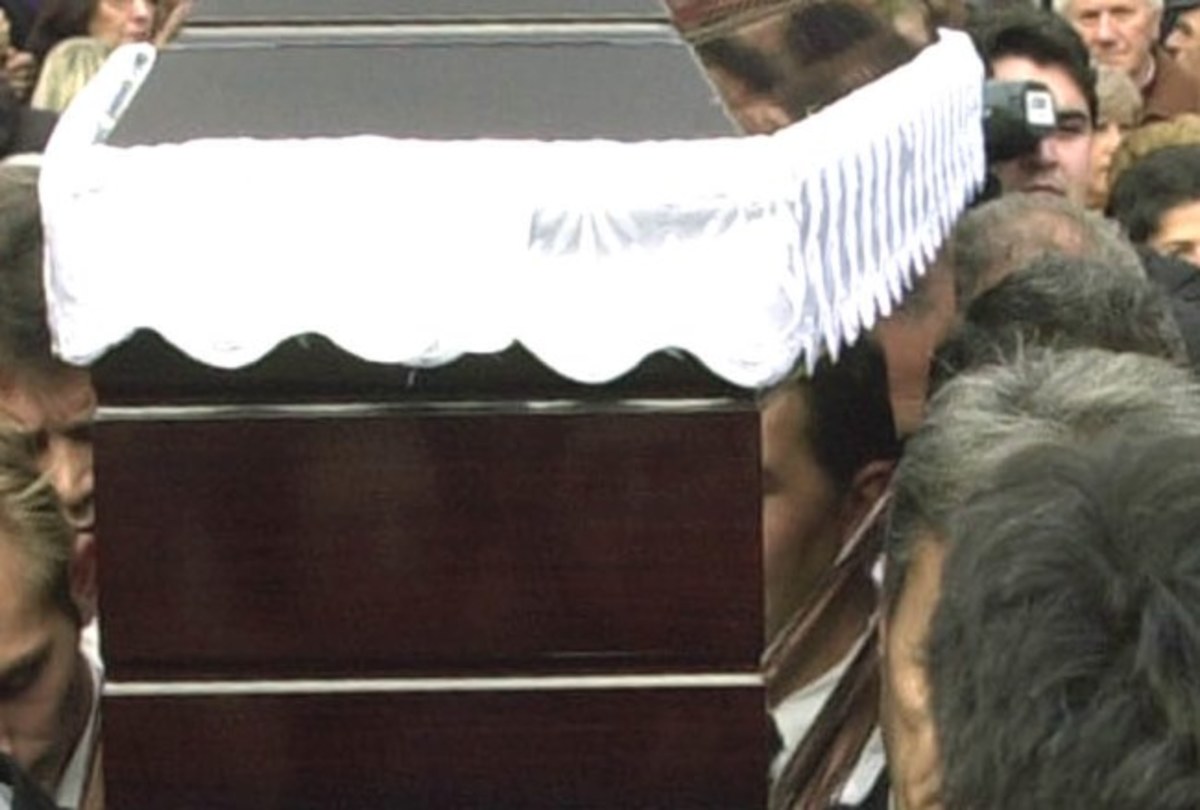 Φθιώτιδα: Χαμός σε κηδεία – Ξέθαψαν νεκρό και επιβεβαιώθηκαν οι φόβοι των παιδιών του! | Newsit.gr