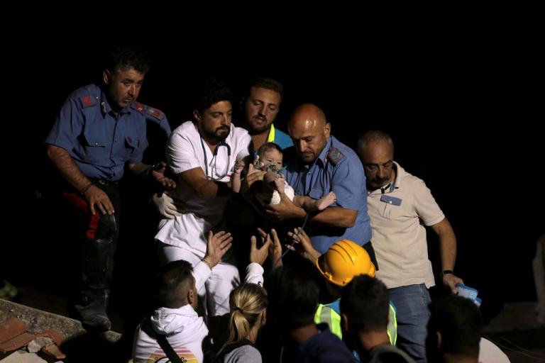 Σεισμός στην Ιταλία: Θρήνος, αγωνία κι ένα θαύμα – Απίστευτες εικόνες [pics, vids] | Newsit.gr