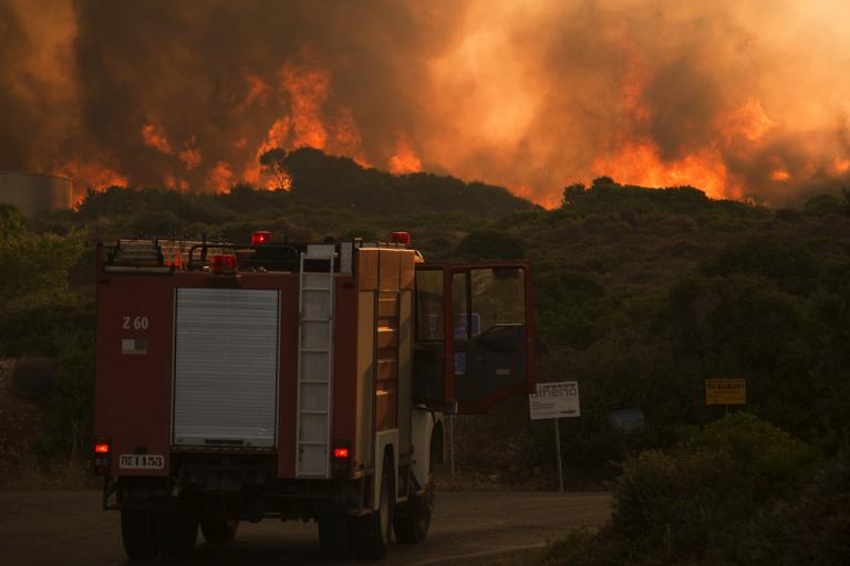 Φωτιά στα Κύθηρα: Δεύτερη εφιαλτική νύχτα για τους κατοίκους – «Μαυρίζει» το νησί | Newsit.gr