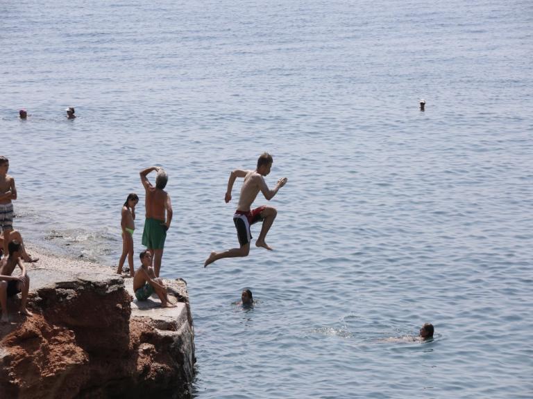 Καιρός: Δεν λέει να φύγει το καλοκαίρι – Σε υψηλά επίπεδα η θερμοκρασία και την Τρίτη | Newsit.gr Καιρός: Δεν λέει να φύγει το καλοκαίρι – Σε υψηλά επίπεδα η θερμοκρασία και την Τρίτη | Newsit.gr
