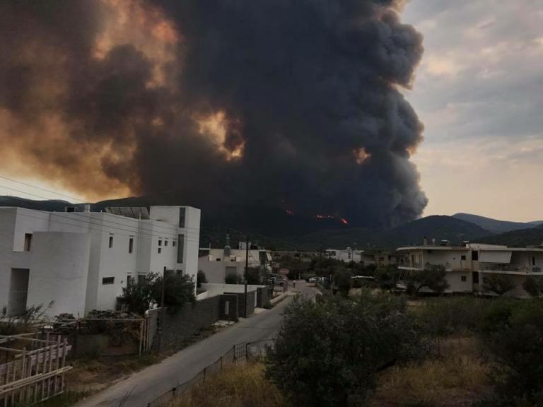 Μεγάλη φωτιά στο Σοφικό! Έρχεται δύσκολη νύχτα – Εκκενώθηκε παιδική κατασκήνωση | Newsit.gr