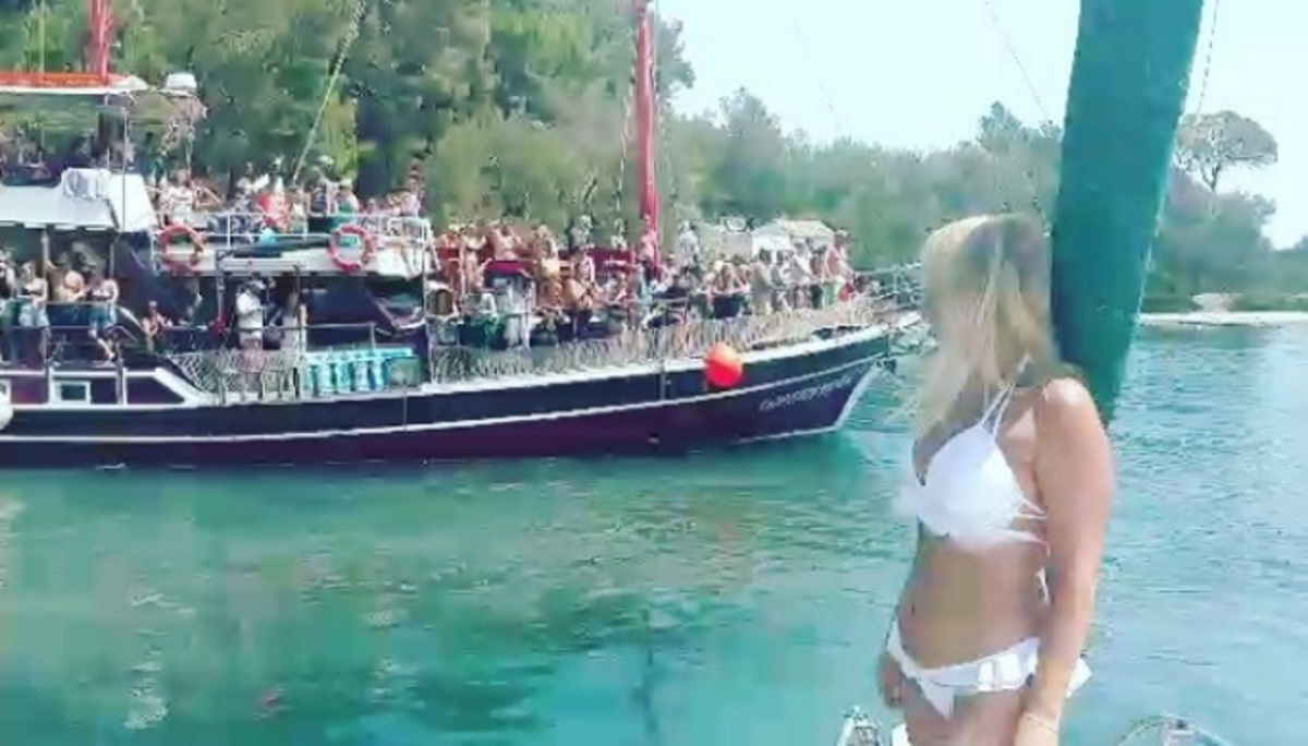 Η Τέτα Καμπουρέλη περιμένει με το μπικίνι να την χαιρετήσει ο κόσμος, αλλά… | Newsit.gr Η Τέτα Καμπουρέλη περιμένει με το μπικίνι να την χαιρετήσει ο κόσμος, αλλά… | Newsit.gr